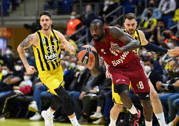 Sport Bilder des Tages Acchile Polonara (33) , Marko Guduric (R) of Fenerbahce Beko Istanbul and Othello Hunter (8) of Bayerm Munich in action during the Turkish Airlines EuroLeague Regular Season Round 26 match between Fenerbahce Beko Istanbul and Bayerm Munich at Ulker Sports Arena in Istanbul, Turkey, on April 4, 2022. ( Photo : Seskimphoto ) 