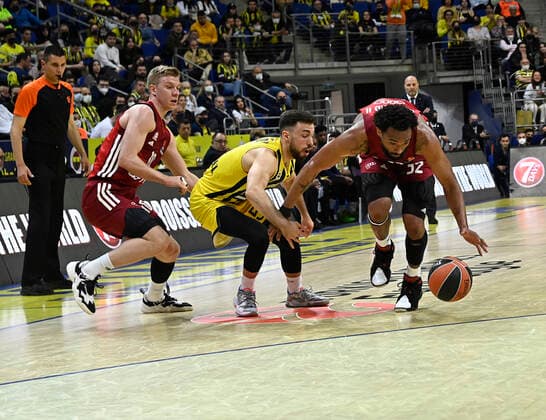 Ismet Akpinar (5) of Fenerbahce Beko Istanbul and Ognjen Jaramaz (10) , Darrun Hilliard (32) of Bayerm Munich in action during the Turkish Airlines EuroLeague Regular Season Round 26 match between Fenerbahce Beko Istanbul and Bayerm Munich at Ulker Sports Arena in Istanbul, Turkey, on April 4, 2022. ( Photo : Seskimphoto ) 