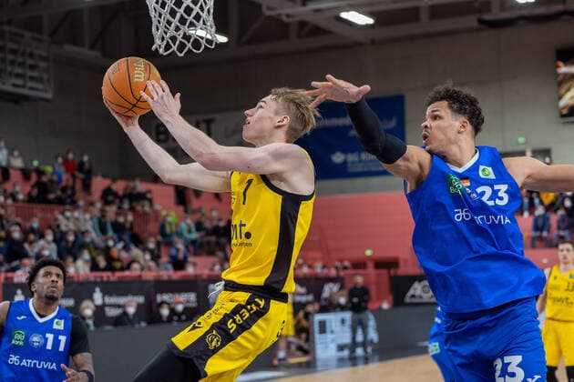 Timo Lanmüller (Tigers Tuebingen, 07) Maurice Marko Pluskota (PS Karlsruhe Lions, 23) Tigers Tuebingen vs. PS Karlsruhe Lions, 2. Basketball Bundesliga, Pro A, Barmer 2 Basketball, 30. Spieltag , Spielzeit 2021 2022, 04.04.2022 Tigers Tuebingen vs. PS Karlsruhe Lions, 2. Basketball Bundesliga, Pro A, Barmer 2 Basketball, 30. Spieltag , Spielzeit 2021 2022, 04.04.2022 Tuebingen Copyright: xNinaxSanderx xEibnerxPressefotox EP_NSR