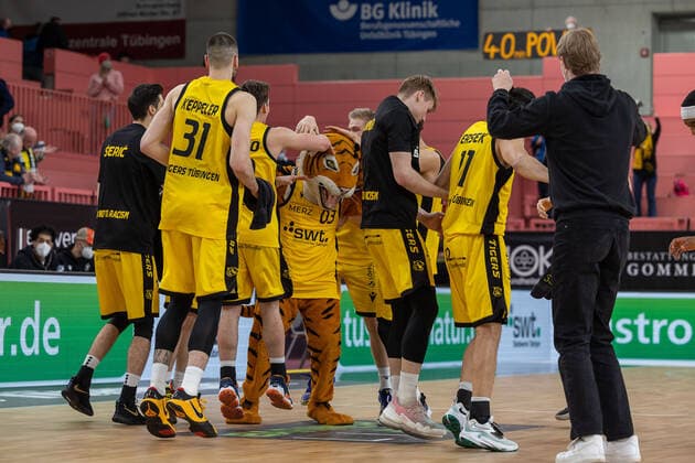 Das Team der Tigers Tuebingen jubelt nach dem Sieg gegen die PS Karlsruhe Lions Tigers Tuebingen vs. PS Karlsruhe Lions, 2. Basketball Bundesliga, Pro A, Barmer 2 Basketball, 30. Spieltag , Spielzeit 2021 2022, 04.04.2022 Tigers Tuebingen vs. PS Karlsruhe Lions, 2. Basketball Bundesliga, Pro A, Barmer 2 Basketball, 30. Spieltag , Spielzeit 2021 2022, 04.04.2022 Tuebingen Copyright: xNinaxSanderx xEibnerxPressefotox EP_NSR