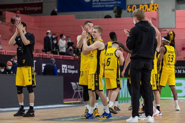 Das Team der Tigers Tuebingen jubelt nach dem Sieg gegen die PS Karlsruhe Lions Tigers Tuebingen vs. PS Karlsruhe Lions, 2. Basketball Bundesliga, Pro A, Barmer 2 Basketball, 30. Spieltag , Spielzeit 2021 2022, 04.04.2022 Tigers Tuebingen vs. PS Karlsruhe Lions, 2. Basketball Bundesliga, Pro A, Barmer 2 Basketball, 30. Spieltag , Spielzeit 2021 2022, 04.04.2022 Tuebingen Copyright: xNinaxSanderx xEibnerxPressefotox EP_NSR