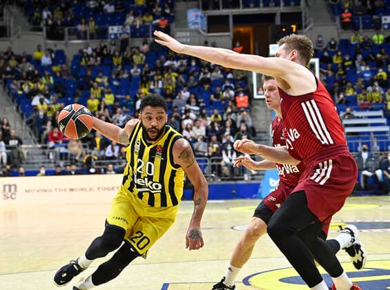 Pierria Henry (20) of Fenerbahce Beko Istanbul and Leon Radosevic (43) of Bayerm Munich in action during the Turkish Airlines EuroLeague Regular Season Round 26 match between Fenerbahce Beko Istanbul and Bayerm Munich at Ulker Sports Arena in Istanbul, Turkey, on April 4, 2022. ( Photo : Seskimphoto ) 