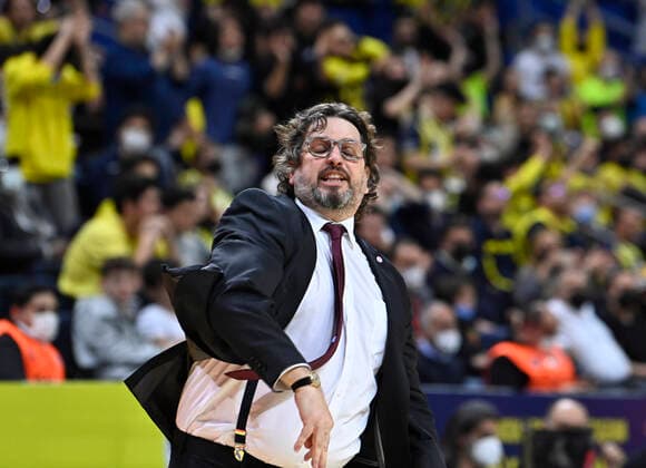 Coach Andrea Trinchieri of Bayerm Munich during the Turkish Airlines EuroLeague Regular Season Round 26 match between Fenerbahce Beko Istanbul and Bayerm Munich at Ulker Sports Arena in Istanbul, Turkey, on April 4, 2022. ( Photo : Seskimphoto ) 