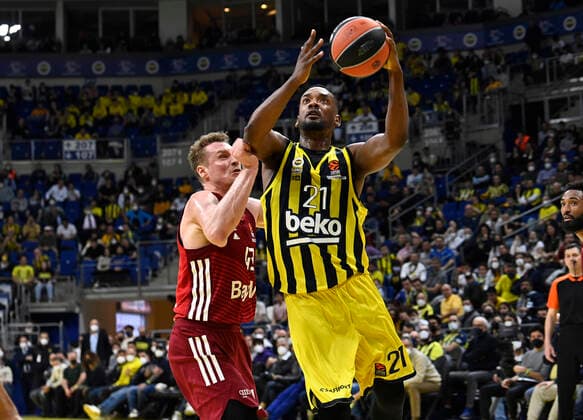 Dyshawn Pierre (21) of Fenerbahce Beko Istanbul and Leon Radosevic (L) of Bayerm Munich in action during the Turkish Airlines EuroLeague Regular Season Round 26 match between Fenerbahce Beko Istanbul and Bayerm Munich at Ulker Sports Arena in Istanbul, Turkey, on April 4, 2022. ( Photo : Seskimphoto ) 