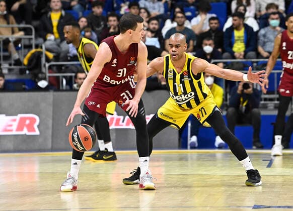 Marial Shayok (R) of Fenerbahce Beko Istanbul and Zan Mark Sisko (L) of Bayerm Munich in action during the Turkish Airlines EuroLeague Regular Season Round 26 match between Fenerbahce Beko Istanbul and Bayerm Munich at Ulker Sports Arena in Istanbul, Turkey, on April 4, 2022. ( Photo : Seskimphoto ) 
