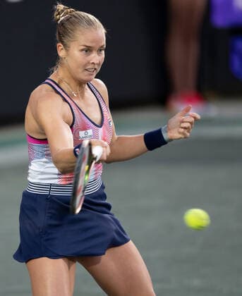 L - April 4, 2022: Shelby Rogers (USA) loses to Kaia Kanepi (EST),at the CreditOne Charleston Open being played at Family Circle Tennis Center in Charleston, South Carolina, {USA} Tennisclix CSM Charleston USA - ZUMAc04_ 20220404_zaf_c04_013 Copyright: xLesliexBillmanx