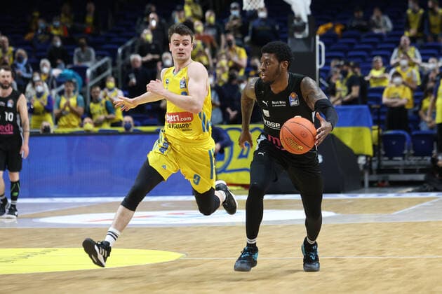 DEU, easyCredit BBL, ALBA vs. medi Bayreuth, 04.04.2022, Mercedes-Benz-Arena, Berlin, DEU, easyCredit BBL, ALBA vs. medi Bayreuth, im Bild Jonas Mattisseck (ALBA Berlin 9), Sacar Anim (Bayreuth 2) Foto: Juergen Engler nordphoto GmbH
