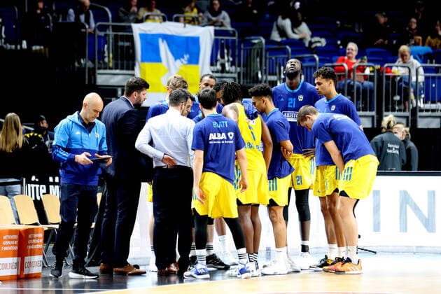DEU, easyCredit BBL, ALBA vs. medi Bayreuth, 04.04.2022, Mercedes-Benz-Arena, Berlin, DEU, easyCredit BBL, ALBA vs. medi Bayreuth, im Bild Cheftrainer Israel Gonzalez (ALBA Berlin), ALBA-Spielerkreis, Friedensfahne Foto: Juergen Engler nordphoto GmbH