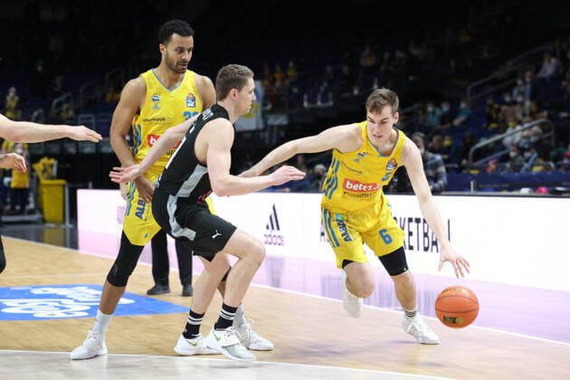 DEU, easyCredit BBL, ALBA vs. medi Bayreuth, 04.04.2022, Mercedes-Benz-Arena, Berlin, DEU, easyCredit BBL, ALBA vs. medi Bayreuth, im Bild Malte Delow (ALBA Berlin 6), Johannes Thiemann (ALBA Berlin 32), Jehova Perschnick (Bayreuth 21) Foto: Juergen Engler nordphoto GmbH