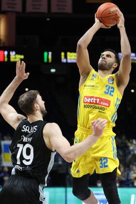 DEU, easyCredit BBL, ALBA vs. medi Bayreuth, 04.04.2022, Mercedes-Benz-Arena, Berlin, DEU, easyCredit BBL, ALBA vs. medi Bayreuth, im Bild Johannes Thiemann (ALBA Berlin 32), Martynas Sajus (Bayreuth 19) Foto: Juergen Engler nordphoto GmbH