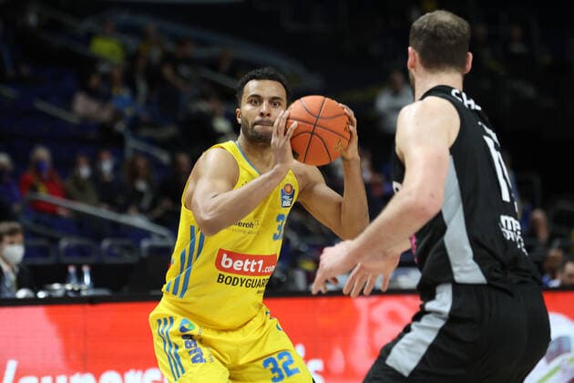 DEU, easyCredit BBL, ALBA vs. medi Bayreuth, 04.04.2022, Mercedes-Benz-Arena, Berlin, DEU, easyCredit BBL, ALBA vs. medi Bayreuth, im Bild Johannes Thiemann (ALBA Berlin 32), Martynas Sajus (Bayreuth 19) Foto: Juergen Engler nordphoto GmbH