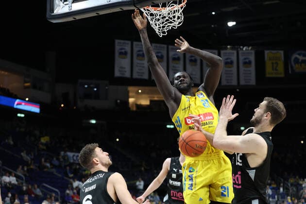 DEU, easyCredit BBL, ALBA vs. medi Bayreuth, 04.04.2022, Mercedes-Benz-Arena, Berlin, DEU, easyCredit BBL, ALBA vs. medi Bayreuth, im Bild dunking von Christ Koumadje (ALBA Berlin 21), Martynas Sajus (Bayreuth 19) Foto: Juergen Engler nordphoto GmbH