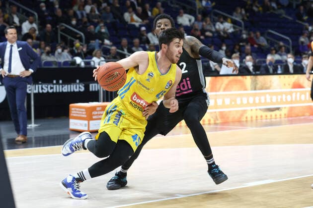 DEU, easyCredit BBL, ALBA vs. medi Bayreuth, 04.04.2022, Mercedes-Benz-Arena, Berlin, DEU, easyCredit BBL, ALBA vs. medi Bayreuth, im Bild Tamir Blatt (ALBA Berlin 45), Sacar Anim (Bayreuth 2) Foto: Juergen Engler nordphoto GmbH