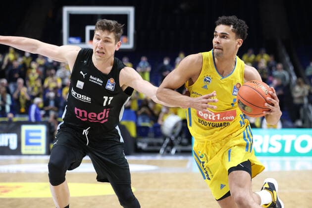 DEU, easyCredit BBL, ALBA vs. medi Bayreuth, 04.04.2022, Mercedes-Benz-Arena, Berlin, DEU, easyCredit BBL, ALBA vs. medi Bayreuth, im Bild Oscar da Silva (ALBA Berlin 1), Andreas Seiferth (Bayreuth 11) Foto: Juergen Engler nordphoto GmbH