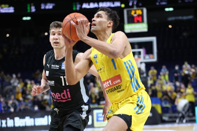 DEU, easyCredit BBL, ALBA vs. medi Bayreuth, 04.04.2022, Mercedes-Benz-Arena, Berlin, DEU, easyCredit BBL, ALBA vs. medi Bayreuth, im Bild Oscar da Silva (ALBA Berlin 1), Andreas Seiferth (Bayreuth 11) Foto: Juergen Engler nordphoto GmbH