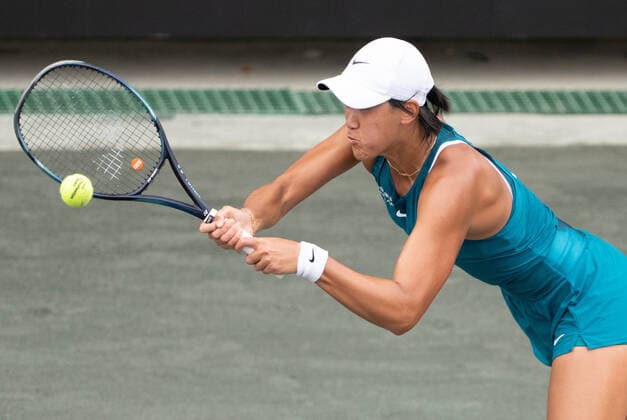 April 5, 2022: Xinyu Wang (CHN) loses to Belinda Bencic (SUI), 4-6, 7-6, 6-3 at the CreditOne Charleston Open being played at Family Circle Tennis Center in Charleston, South Carolina, {USA} Tennisclix CSM Charleston USA - ZUMAc04_ 20220405_zaf_c04_002 Copyright: xLesliexBillmanx