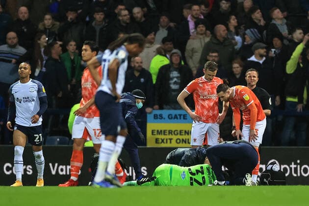 Sport Bilder des Tages Sky Bet Championship Preston North End v Blackpool Daniel Grimshaw 32 of Blackpool receives treatment Preston Deepdale Lancashire United Kingdom Copyright: xMarkxCosgrove NewsxImagesx