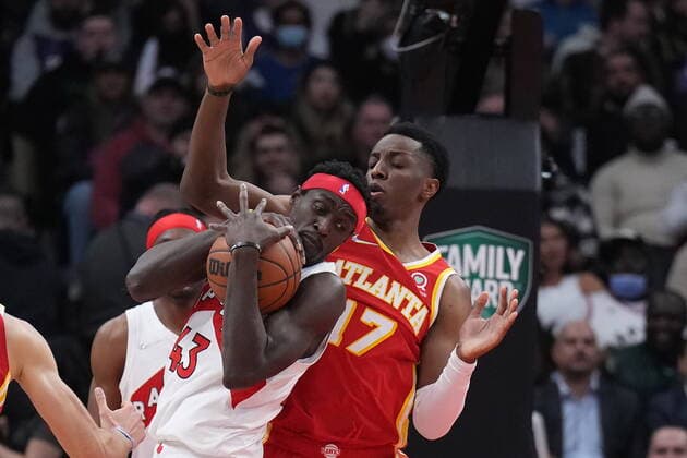 Sport Bilder des Tages April 5, 2022, TORONTO, ON, CANADA: Toronto Raptors forward Pascal Siakam (43) and Atlanta Hawks forward Onyeka Okongwu (17) battle for control of the ball during first half NBA, Basketball Herren, USA basketball action in Toronto on Tuesday, April 5, 2022. Canada News - April 5, 2022  - ZUMAc35_ 20220405_zaf_c35_085 Copyright: xNathanxDenettex