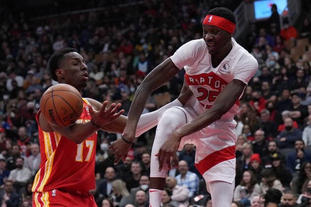 April 5, 2022, TORONTO, ON, CANADA: Toronto Raptors forward Chris Boucher (25) moves the ball around Atlanta Hawks forward Onyeka Okongwu (17) during first half NBA, Basketball Herren, USA basketball action in Toronto on Tuesday, April 5, 2022. Canada News - April 5, 2022  - ZUMAc35_ 20220405_zaf_c35_086 Copyright: xNathanxDenettex