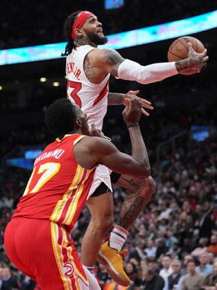 April 5, 2022, TORONTO, ON, CANADA: Toronto Raptors guard Gary Trent Jr. (33) drives to the basket as Atlanta Hawks forward Onyeka Okongwu (17) defends during first half NBA, Basketball Herren, USA basketball action in Toronto on Tuesday, April 5, 2022. Canada News - April 5, 2022  - ZUMAc35_ 20220405_zaf_c35_087 Copyright: xNathanxDenettex