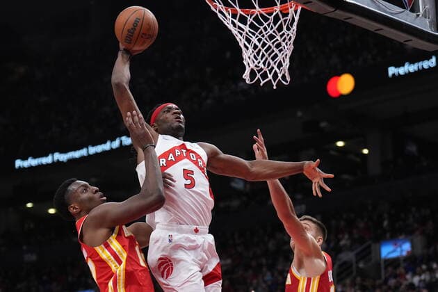 April 5, 2022, TORONTO, ON, CANADA: Toronto Raptors forward Precious Achiuwa (5) dunks as Atlanta Hawks forward Onyeka Okongwu (17) defends during first half NBA, Basketball Herren, USA basketball action in Toronto on Tuesday, April 5, 2022. Canada News - April 5, 2022  - ZUMAc35_ 20220405_zaf_c35_091 Copyright: xNathanxDenettex