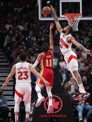 April 5, 2022, TORONTO, ON, CANADA: Toronto Raptors centre Khem Birch (24) rejects Atlanta Hawks guard Trae Young s (11) lay-up attempt during first half NBA, Basketball Herren, USA basketball action in Toronto on Tuesday, April 5, 2022. Canada News - April 5, 2022  - ZUMAc35_ 20220405_zaf_c35_094 Copyright: xNathanxDenettex