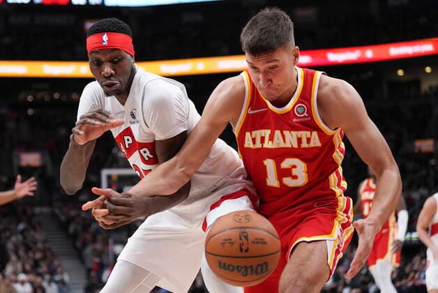 April 5, 2022, TORONTO, ON, CANADA: Toronto Raptors forward Chris Boucher (25) battles for the loose ball against Atlanta Hawks guard Bogdan Bogdanovic (13) during second half NBA, Basketball Herren, USA basketball action in Toronto on Tuesday, April 5, 2022. Canada News - April 5, 2022  - ZUMAc35_ 20220405_zaf_c35_115 Copyright: xNathanxDenettex