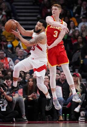 April 5, 2022, TORONTO, ON, CANADA: Toronto Raptors guard Fred VanVleet (23) protects the ball against Atlanta Hawks guard Kevin Huerter (3) during second half NBA, Basketball Herren, USA basketball action in Toronto on Tuesday, April 5, 2022. Canada News - April 5, 2022  - ZUMAc35_ 20220405_zaf_c35_116 Copyright: xNathanxDenettex