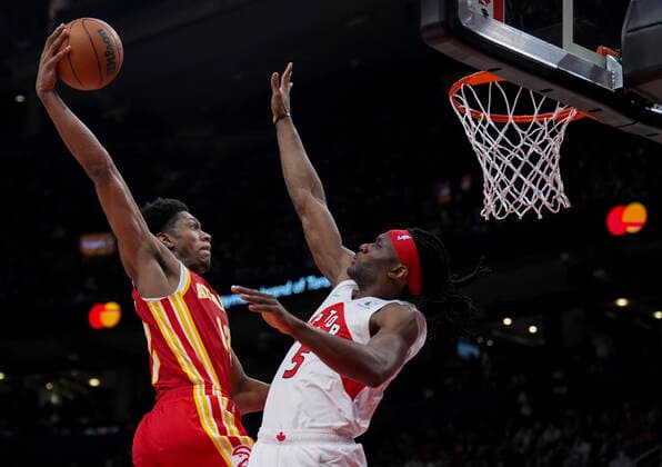 April 5, 2022, TORONTO, ON, CANADA: Atlanta Hawks forward De Andre Hunter (12) tries the dunk over Toronto Raptors forward Precious Achiuwa (5) during second half NBA, Basketball Herren, USA basketball action in Toronto on Tuesday, April 5, 2022. Canada News - April 5, 2022  - ZUMAc35_ 20220405_zaf_c35_119 Copyright: xNathanxDenettex