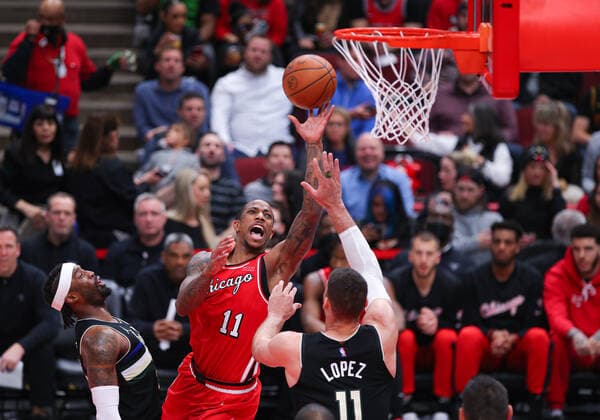 CHICAGO, IL - APRIL 05: Chicago Bulls forward DeMar DeRozan (11) drives to the basket for a layup during a NBA, Basketball Herren, USA game between the Milwaukee Bucks and the Chicago Bulls on April 5, 2022 at the United Center in Chicago, IL. (Photo by Melissa Tamez Icon Sportswire) NBA: APR 05 Bucks at Bulls Icon22040533