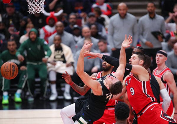 CHICAGO, IL - APRIL 05: Chicago Bulls center Nikola Vucevic (9) fouls Milwaukee Bucks guard Grayson Allen (7) during a NBA, Basketball Herren, USA game between the Milwaukee Bucks and the Chicago Bulls on April 5, 2022 at the United Center in Chicago, IL. (Photo by Melissa Tamez Icon Sportswire) NBA: APR 05 Bucks at Bulls Icon22040545