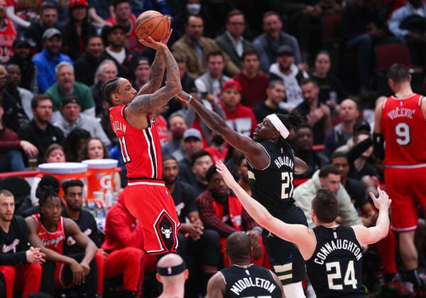 CHICAGO, IL - APRIL 05: Chicago Bulls forward DeMar DeRozan (11) shoots a three point basket during a NBA, Basketball Herren, USA game between the Milwaukee Bucks and the Chicago Bulls on April 5, 2022 at the United Center in Chicago, IL. (Photo by Melissa Tamez Icon Sportswire) NBA: APR 05 Bucks at Bulls Icon22040546