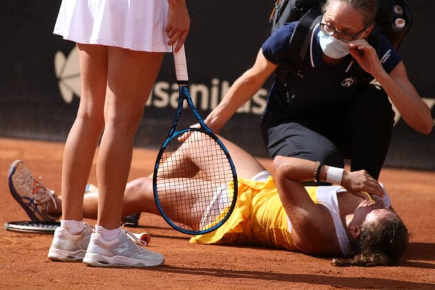 Sport Themen der Woche KW14 Sport Bilder des Tages April 5, 2022, Bogota, Colombia: Ylena In-Albon of Switzerland injures herself and retires in the third set in the match againts Maria Camila Osorio of Colombia at the Copa Colsanitas WTA, Tennis Damen Tournament on April 5, 2022 in Bogota, Colombia Bogota Colombia - ZUMAh147 0154722266st Copyright: xDanielxGarzonxHerazox