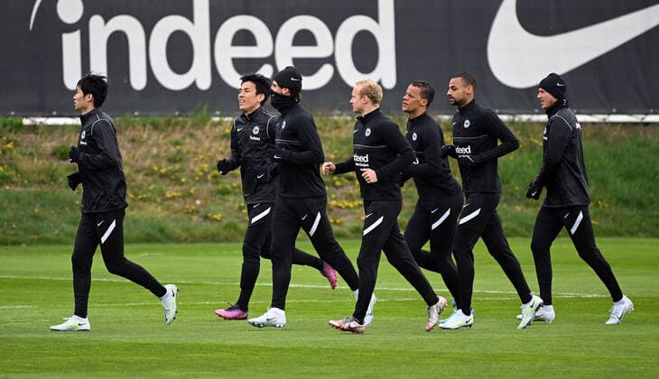 06.04.2022, xjhx, Fussball UEFA Europa League, Eintracht Frankfurt - Training und Pressekonferenz emspor, v.l. warmup Daichi Kamada (Eintracht Frankfurt), Makoto Hasebe (Eintracht Frankfurt), Goncalo Paciencia (Eintracht Frankfurt), Sebastian Rode (Eintracht Frankfurt), Timothy Chandler (Eintracht Frankfurt), Djibril Sow (Eintracht Frankfurt), Erik Durm (Eintracht Frankfurt) (DFL DFB REGULATIONS PROHIBIT ANY USE OF PHOTOGRAPHS as IMAGE SEQUENCES and or QUASI-VIDEO) Frankfurt am Main