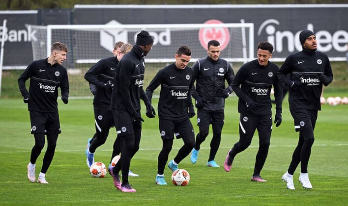 06.04.2022, xjhx, Fussball UEFA Europa League, Eintracht Frankfurt - Training und Pressekonferenz emspor, v.l. Jesper Lindström Lindstroem (Eintracht Frankfurt), Jens Petter Hauge (Eintracht Frankfurt), Evan Ndicka N Dicka NÂ Dicka (Eintracht Frankfurt), Rafael Borre, Rafael Santos Borre Maury (Eintracht Frankfurt), Filip Kostic (Eintracht Frankfurt), Tuta (Eintracht Frankfurt), Ansgar Knauff (Eintracht Frankfurt) (DFL DFB REGULATIONS PROHIBIT ANY USE OF PHOTOGRAPHS as IMAGE SEQUENCES and or QUASI-VIDEO) Frankfurt am Main