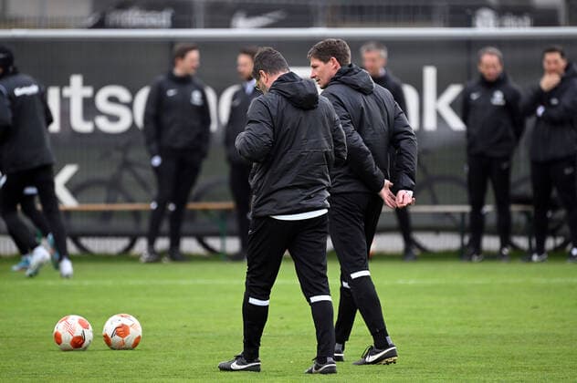 06.04.2022, xjhx, Fussball UEFA Europa League, Eintracht Frankfurt - Training und Pressekonferenz emspor, v.l. Co Trainer Ronald Brunmayr (Eintracht Frankfurt), Trainer Oliver Glasner (Eintracht Frankfurt) zautz (DFL DFB REGULATIONS PROHIBIT ANY USE OF PHOTOGRAPHS as IMAGE SEQUENCES and or QUASI-VIDEO) Frankfurt am Main