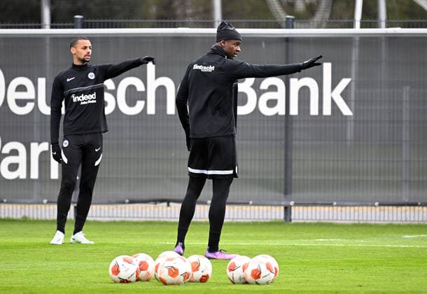06.04.2022, xjhx, Fussball UEFA Europa League, Eintracht Frankfurt - Training und Pressekonferenz emspor, v.l. Djibril Sow (Eintracht Frankfurt), Evan Ndicka N Dicka NÂ Dicka (Eintracht Frankfurt) (DFL DFB REGULATIONS PROHIBIT ANY USE OF PHOTOGRAPHS as IMAGE SEQUENCES and or QUASI-VIDEO) Frankfurt am Main