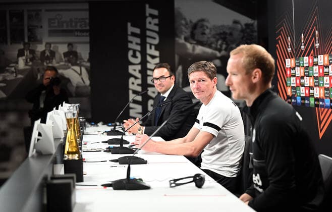 06.04.2022, xjhx, Fussball UEFA Europa League, Eintracht Frankfurt - Training und Pressekonferenz emspor, v.l. Pressesprecher Bartosz Niedzwiedzki (Eintracht Eintracht Frankfurt), Trainer Oliver Glasner (Eintracht Frankfurt) zautz, Sebastian Rode (Eintracht Frankfurt) (DFL DFB REGULATIONS PROHIBIT ANY USE OF PHOTOGRAPHS as IMAGE SEQUENCES and or QUASI-VIDEO) Frankfurt am Main
