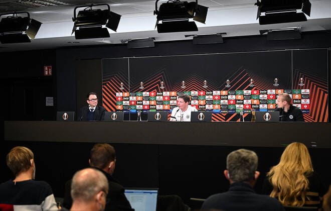 06.04.2022, xjhx, Fussball UEFA Europa League, Eintracht Frankfurt - Training und Pressekonferenz emspor, v.l. Pressesprecher Bartosz Niedzwiedzki (Eintracht Eintracht Frankfurt), Trainer Oliver Glasner (Eintracht Frankfurt) zautz, Sebastian Rode (Eintracht Frankfurt) (DFL DFB REGULATIONS PROHIBIT ANY USE OF PHOTOGRAPHS as IMAGE SEQUENCES and or QUASI-VIDEO) Frankfurt am Main