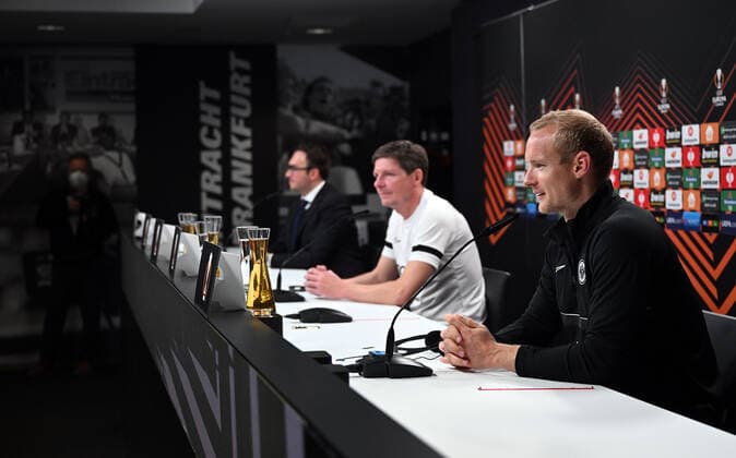 06.04.2022, xjhx, Fussball UEFA Europa League, Eintracht Frankfurt - Training und Pressekonferenz emspor, v.l. Pressesprecher Bartosz Niedzwiedzki (Eintracht Eintracht Frankfurt), Trainer Oliver Glasner (Eintracht Frankfurt) zautz, Sebastian Rode (Eintracht Frankfurt) (DFL DFB REGULATIONS PROHIBIT ANY USE OF PHOTOGRAPHS as IMAGE SEQUENCES and or QUASI-VIDEO) Frankfurt am Main