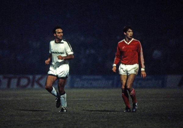 10.12.86 FC Swarovski Tirol - Spartak Moskau Österreich, Innsbruck, 10.12.1986, Fussball, UEFA Cup, Saison 1986 1987, FC Swarovski Tirol - Spartak Moskau (2:0): Hansi Müller (FC Swarovski Tirol). *** 10 12 86 FC Swarovski Tirol Spartak Moscow Austria, Innsbruck, 10 12 1986, Football, UEFA Cup, Season 1986 1987, FC Swarovski Tirol Spartak Moscow 2 0 Hansi Müller FC Swarovski Tirol