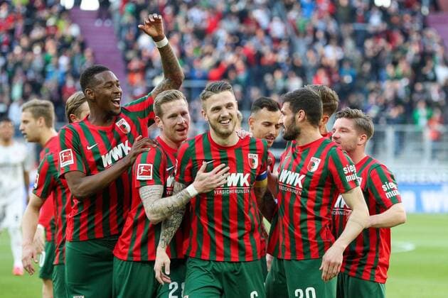 Sport Themen der Woche KW14 Sport Bilder des Tages die Mannschaft freut sich ueber das Tor von Jeffrey Gouweleeuw 6 (FC Augsburg) zum 1:0 Reece Oxford 4 (FC Augsburg), Andre Hahn 28 (FC Augsburg), Daniel Caligiuri 20 (FC Augsburg), Mads Pedersen 3 (FC Augsburg), FC Augsburg vs. 1. FSV Mainz 05, 1. Bundesliga, 26. Spieltag, 06.04.2022 DFB regulations prohibit any use of photographs as image sequences and or quasi-video Augsburg Bayern Deutschland *** the team is happy about the goal of Jeffrey Gouweleeuw 6 FC Augsburg to 1 0 Reece Oxford 4 FC Augsburg , Andre Hahn 28 FC Augsburg , Daniel Caligiuri 20 FC Augsburg , Mads Pedersen 3 FC Augsburg , FC Augsburg vs 1 FSV Mainz 05, 1 Bundesliga, 26 Spieltag, 06 04 2022 DFB regulations prohibit any use of photographs as image sequences and or quasi video Augsburg Bayern Germany Copyright: xkolbert-press ChristianxKolbertx