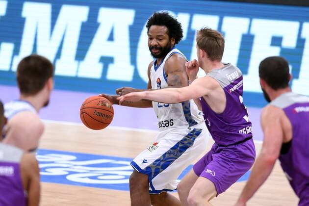 Quantez Robertson (Skyliners Frankfurt) (am Ball) und Harald Frey (BG Goettingen) , Basketball, Bundesliga, BBL, BG Goettingen - Fraport Skyliners Frankfurt, 06.04.2022, BG Goettingen - Skyliners Frankfurt, Basketball, Bundesliga, GER, BBL, 06.04.2022 Goettingen Copyright: xEibner-Pressefotox-xRolandxSippelx