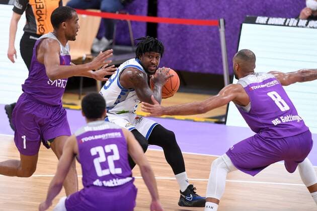 Will Cherry (Skyliners Frankfurt) (am Ball), Jeremiah Martin (BG Goettingen) (L), Akeem Vargas (BG Goettingen) (R) , Basketball, Bundesliga, BBL, BG Goettingen - Fraport Skyliners Frankfurt, 06.04.2022, BG Goettingen - Skyliners Frankfurt, Basketball, Bundesliga, GER, BBL, 06.04.2022 Goettingen Copyright: xEibner-Pressefotox-xRolandxSippelx