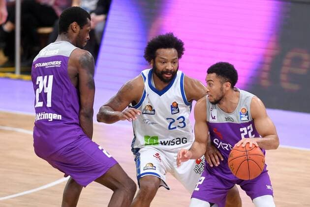 Stephen Brown Jr. (BG Goettingen) (am Ball), Quantez Robertson (Skyliners Frankfurt) (M), Nate Grimes (BG Goettingen) (L) , Basketball, Bundesliga, BBL, BG Goettingen - Fraport Skyliners Frankfurt, 06.04.2022, BG Goettingen - Skyliners Frankfurt, Basketball, Bundesliga, GER, BBL, 06.04.2022 Goettingen Copyright: xEibner-Pressefotox-xRolandxSippelx