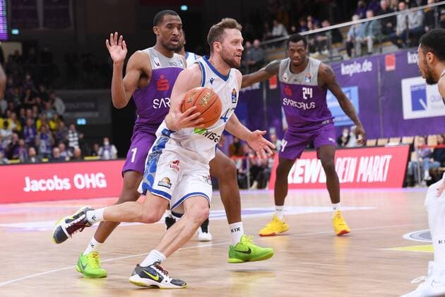 Marcel Ponitka (Skyliners Frankfurt) (am Ball), Jeremiah Martin (BG Goettingen) (L), Nate Grimes (BG Goettingen) (hinten, R) , Basketball, Bundesliga, BBL, BG Goettingen - Fraport Skyliners Frankfurt, 06.04.2022, BG Goettingen - Skyliners Frankfurt, Basketball, Bundesliga, GER, BBL, 06.04.2022 Goettingen Copyright: xEibner-Pressefotox-xRolandxSippelx