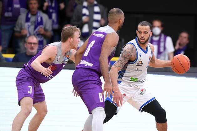 Rasheed Moore (Skyliners Frankfurt) (am Ball), Harald Frey (BG Goettingen) (L), Akeem Vargas (BG Goettingen) (vorne) , Basketball, Bundesliga, BBL, BG Goettingen - Fraport Skyliners Frankfurt, 06.04.2022, BG Goettingen - Skyliners Frankfurt, Basketball, Bundesliga, GER, BBL, 06.04.2022 Goettingen Copyright: xEibner-Pressefotox-xRolandxSippelx
