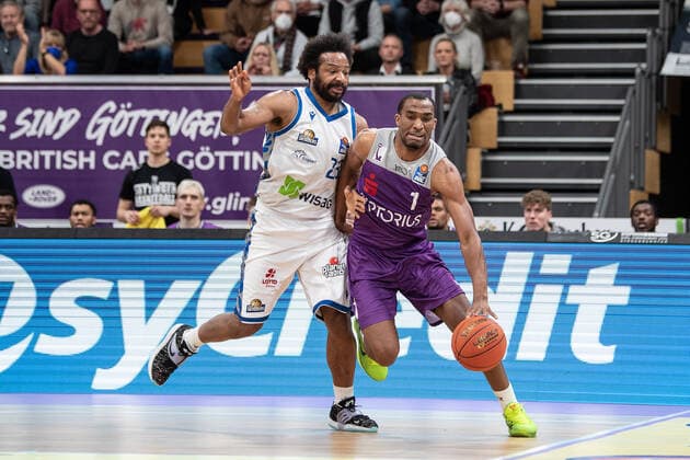 BG Göttingen - Fraport Skyliners 06.04.2022, Basketball-Bundesliga, Saison 2021 2022, 17. Spieltag, BG Göttingen - Fraport Skyliners. Göttingens Jeremiah Martin (r) spielt gegen Frankfurts Quantez Robertson. Göttingen Niedersachsen Deutschland