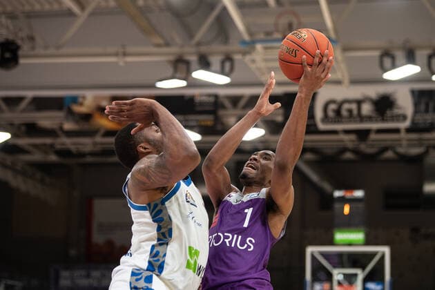 BG Göttingen - Fraport Skyliners 06.04.2022, Basketball-Bundesliga, Saison 2021 2022, 17. Spieltag, BG Göttingen - Fraport Skyliners. Göttingens Jeremiah Martin (r) spielt gegen Frankfurts Marcel Ponitka. Göttingen Niedersachsen Deutschland