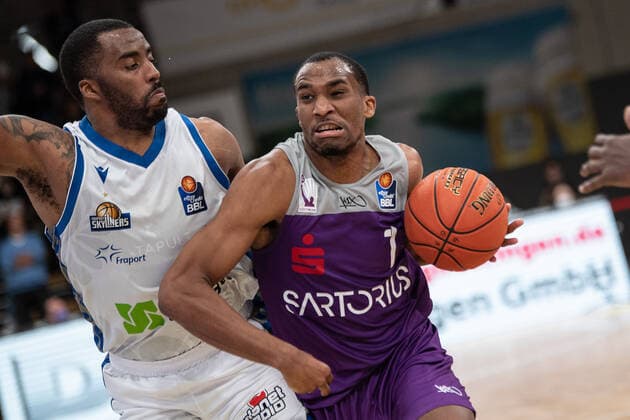 BG Göttingen - Fraport Skyliners 06.04.2022, Basketball-Bundesliga, Saison 2021 2022, 17. Spieltag, BG Göttingen - Fraport Skyliners. Göttingens Jeremiah Martin (r) spielt gegen Frankfurts Will Cherry. Göttingen Niedersachsen Deutschland